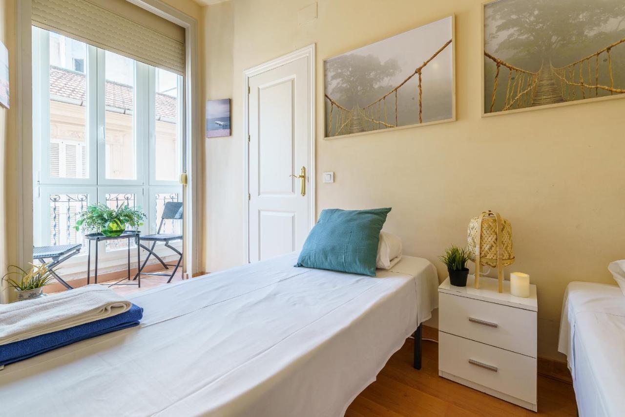 Bright Two-Bedroom Apartment In The Historic Center Málaga Buitenkant foto